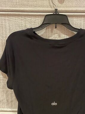 ALO Yoga Black Short Sleeve Tee with Subtle Logo ribbed detailing